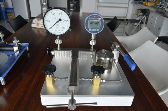 25 Transformer Oil Compatible 2500bar Manual Hand Pump para aplicações de alta pressão